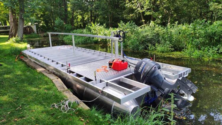 Schnelles Pontonboot